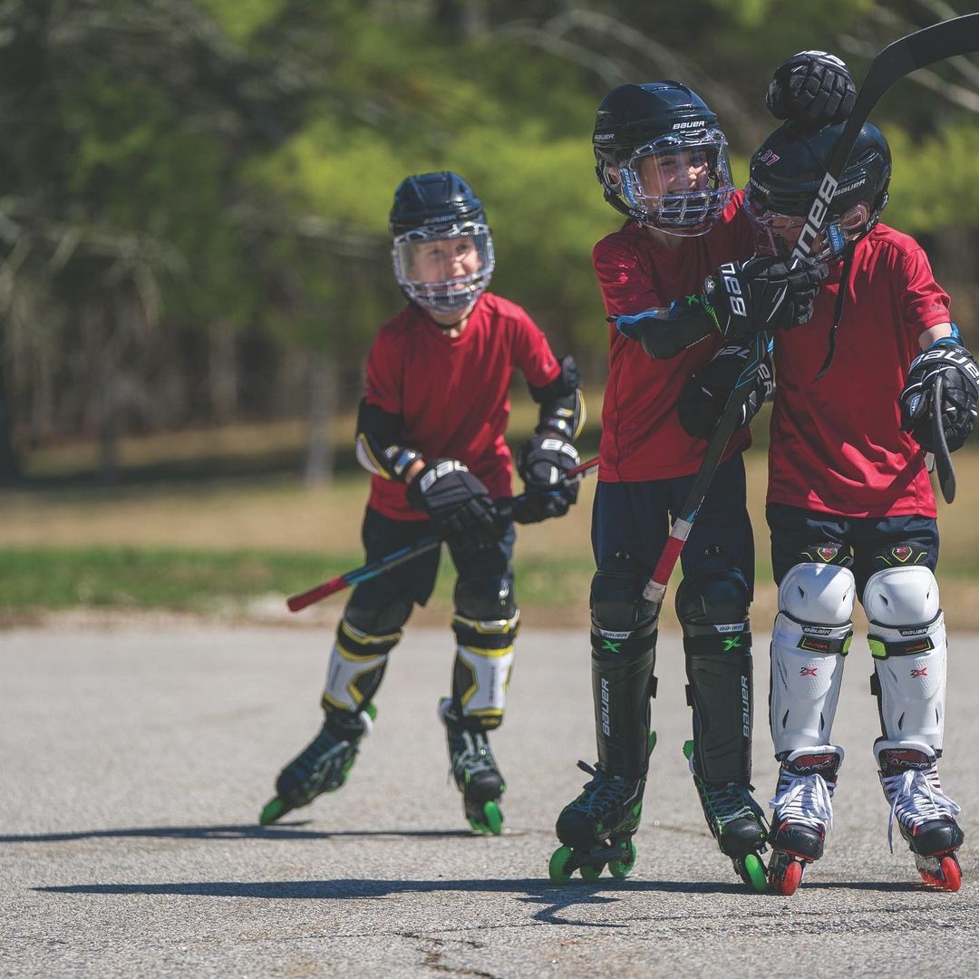 Lidé hrající street hockey