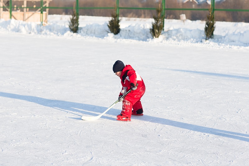 Malý hokejista na přírodním ledě