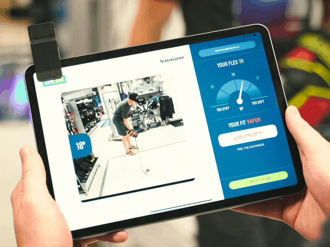 Martin Nečas vybírající si hokejku za pomoci Bauer Game Fit
